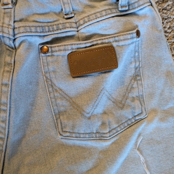 Wrangler Vintage Cutoff Shorts - Picture 4 of 8